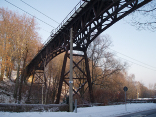 Die Stahlbrcke berspannt die Oberfrohnaer Strae und den Mhlengrund